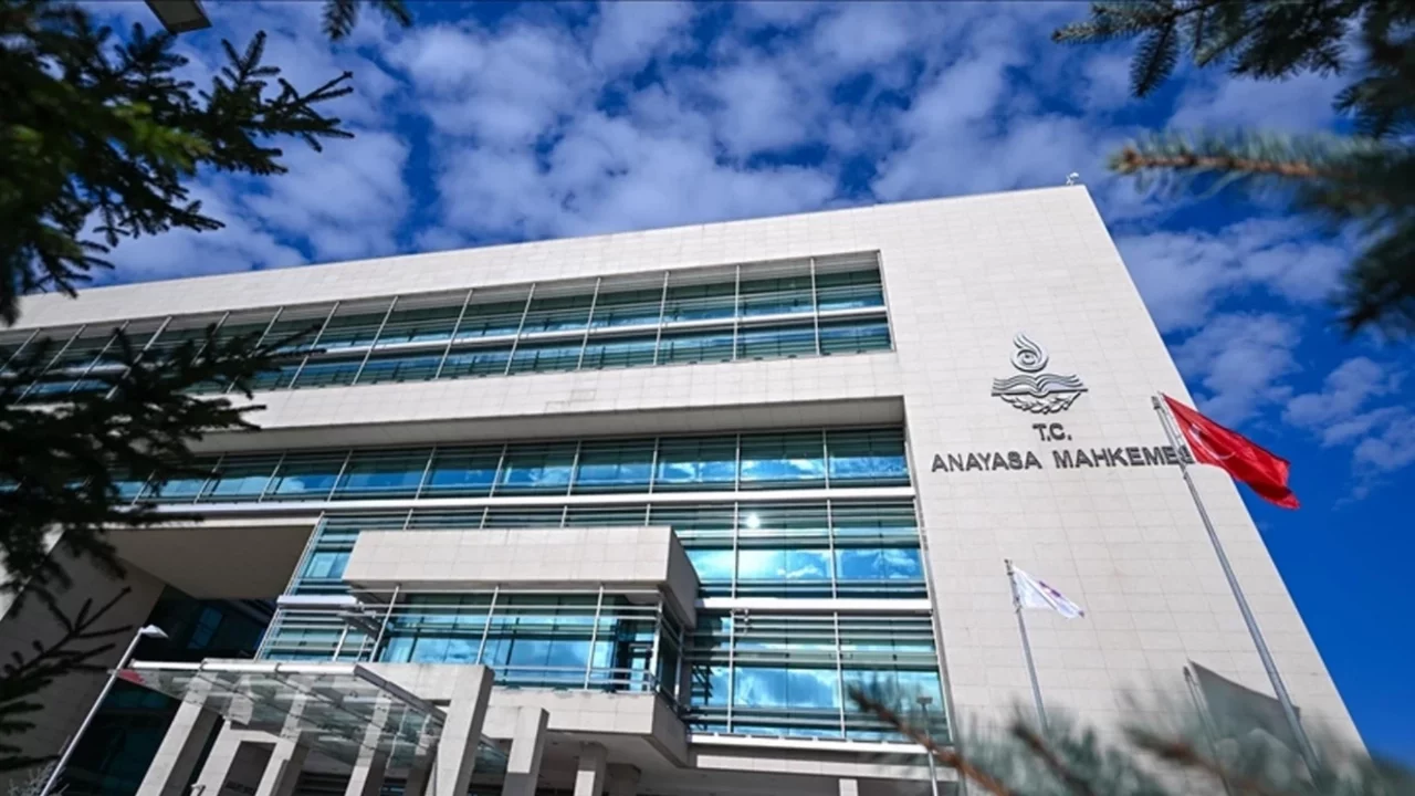 AYM'den, nüfusu 2 binin altına düşen belediyeler için karar