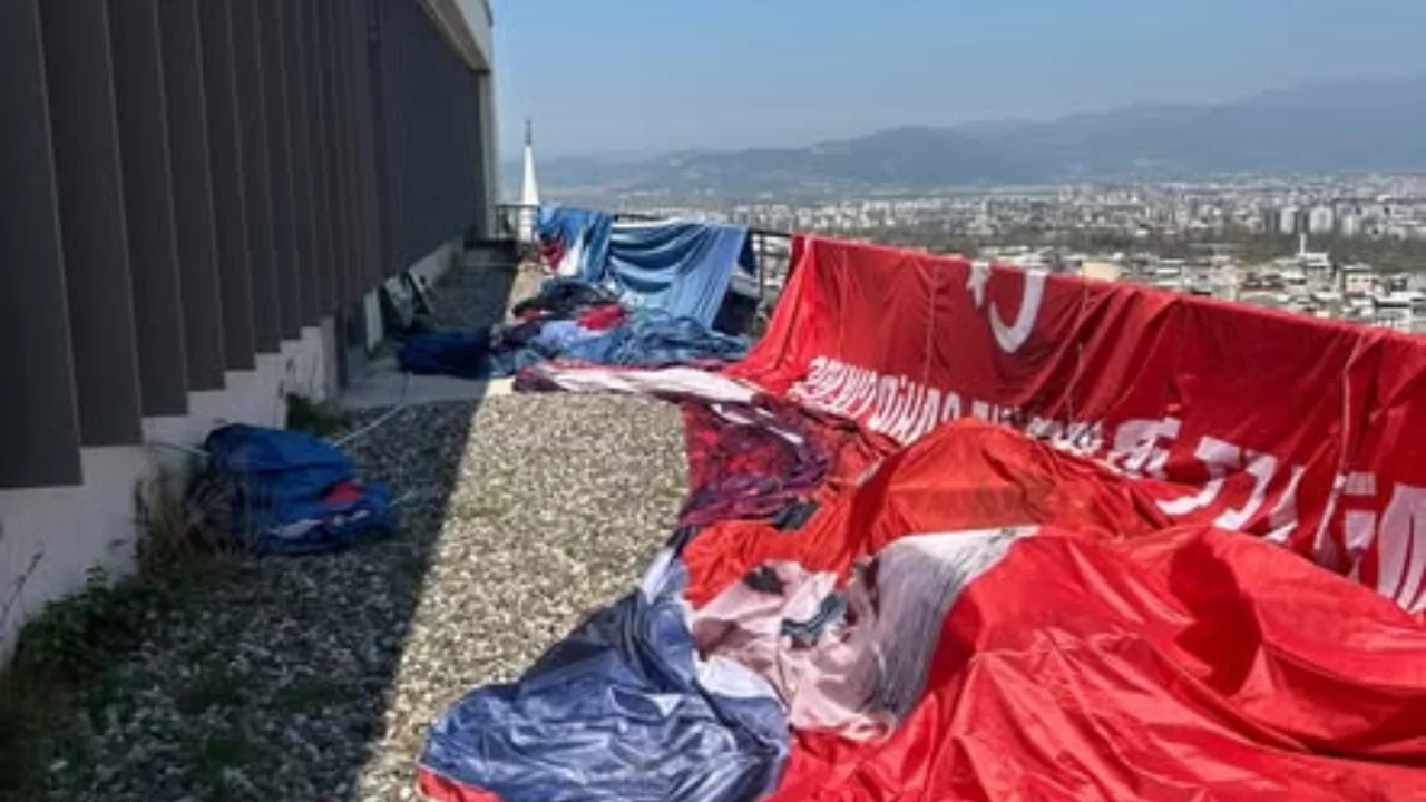 Bursa Büyükşehir Belediyesi binasında asılı Özel, İmamoğlu ve Bozbey fotoğrafları indirildi