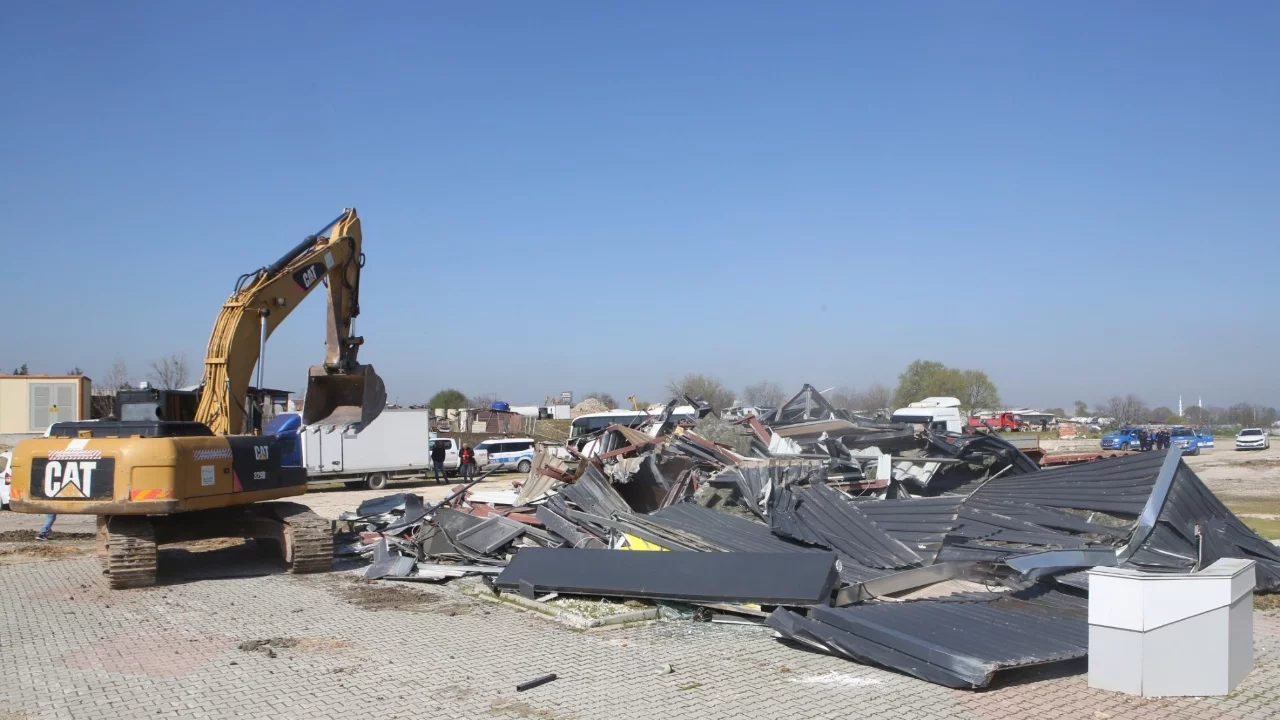 Nilüfer'de 3 kaçak yapı yıkıldı