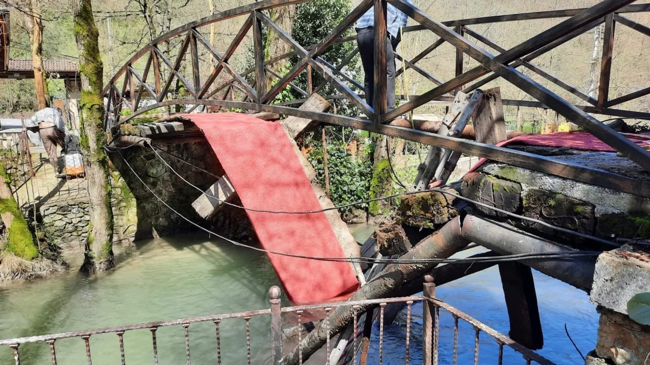 Dere üzerindeki asma köprü çöktü: 2 hafif yaralı