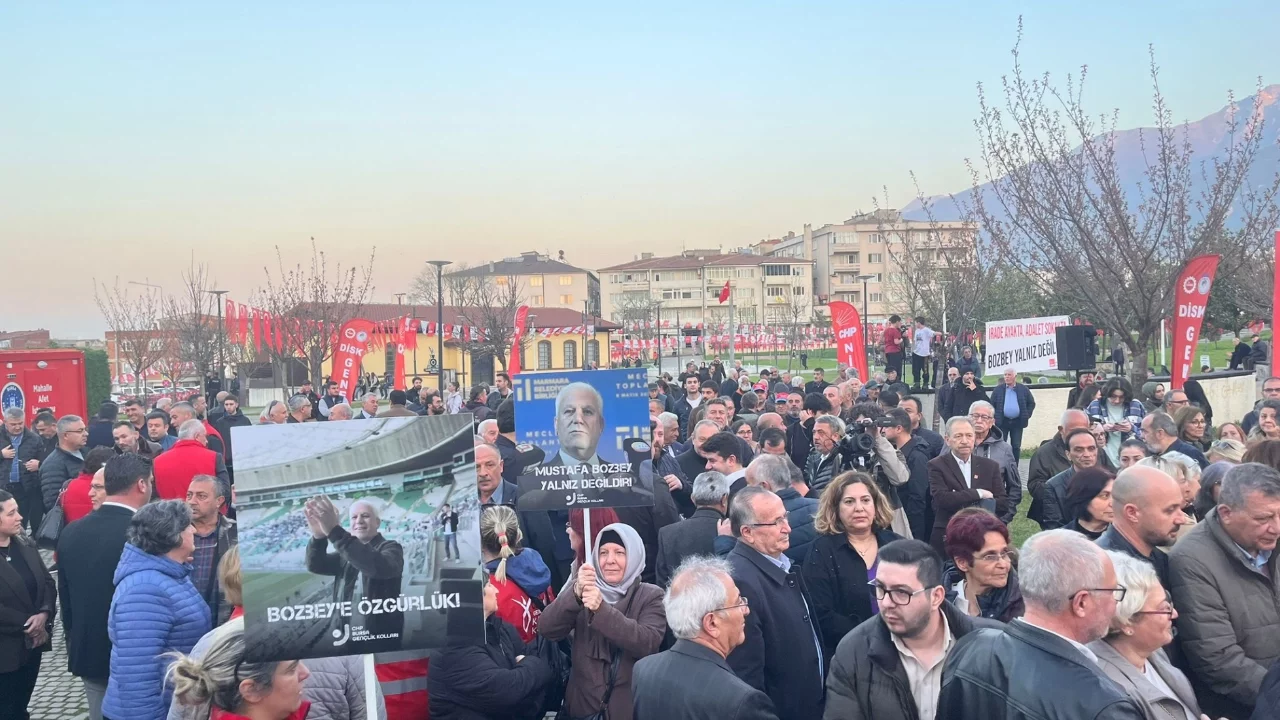 Bursa'da Bozbey tepkisi: Vatandaşlar belediye önünde toplandı
