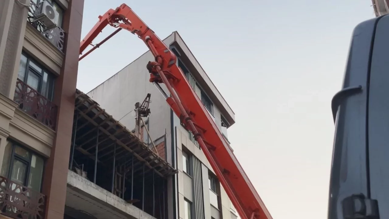 İstanbul'da beton dökme çalışması sırasında yan binanın duvarı çöktü