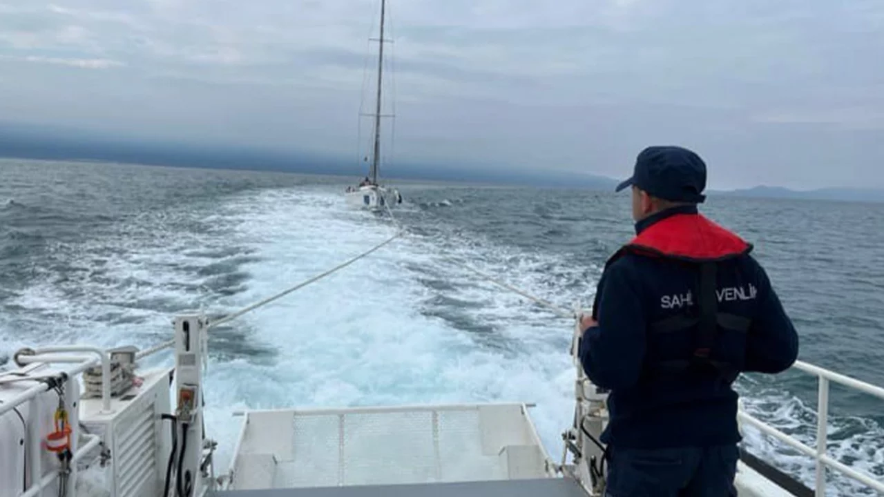 Aydın'da motoru bozulan tekne kurtarıldı