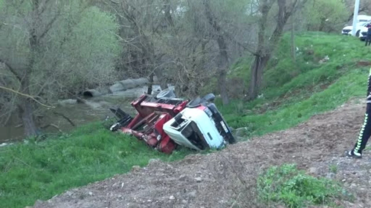 İş makinesi şarampole yuvarlandı: 1 kişi öldü