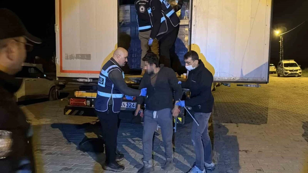 Tır dorsesinde 18 kaçak göçmen yakalandı