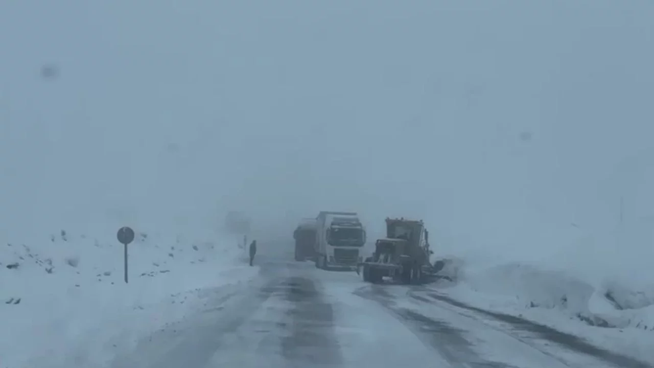 O ilde yoğun kar yağışı; ulaşım durma noktasına geldi