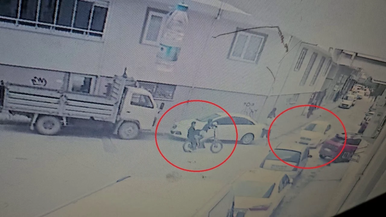 Bursa'da bisikletli çocuklar otomobille böyle çarpıştı! O anlar kamerada...