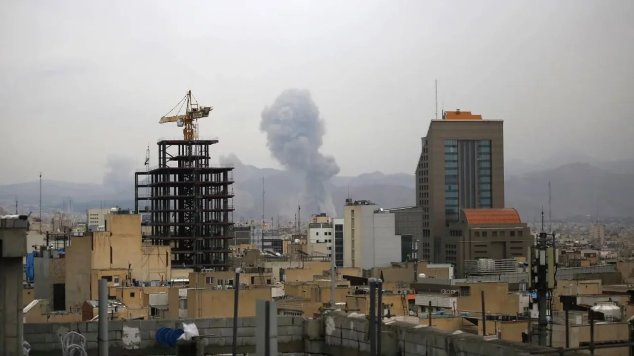 İsrail'den yeni saldırı tehdidi: İran halkına "Trenlerden uzak durun" çağrısı