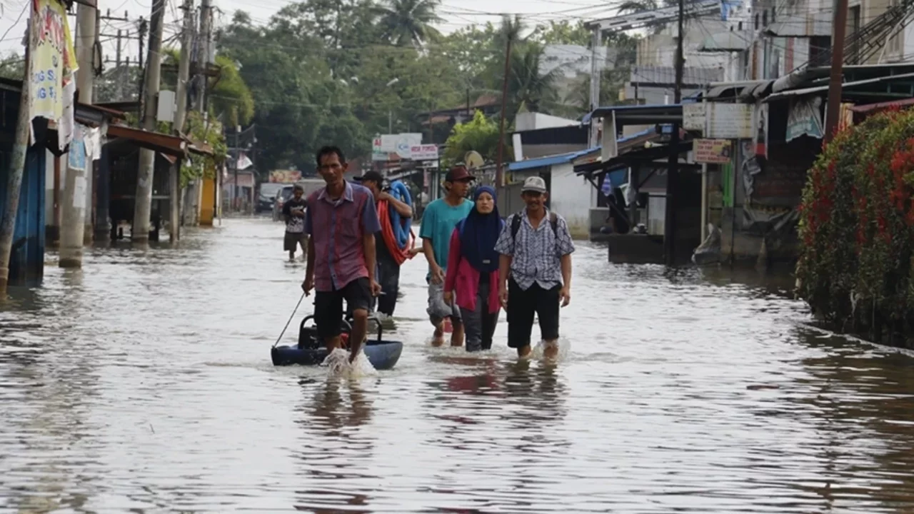 Endonezya'da şiddetli yağış nedeniyle havalimanı çatısı çöktü
