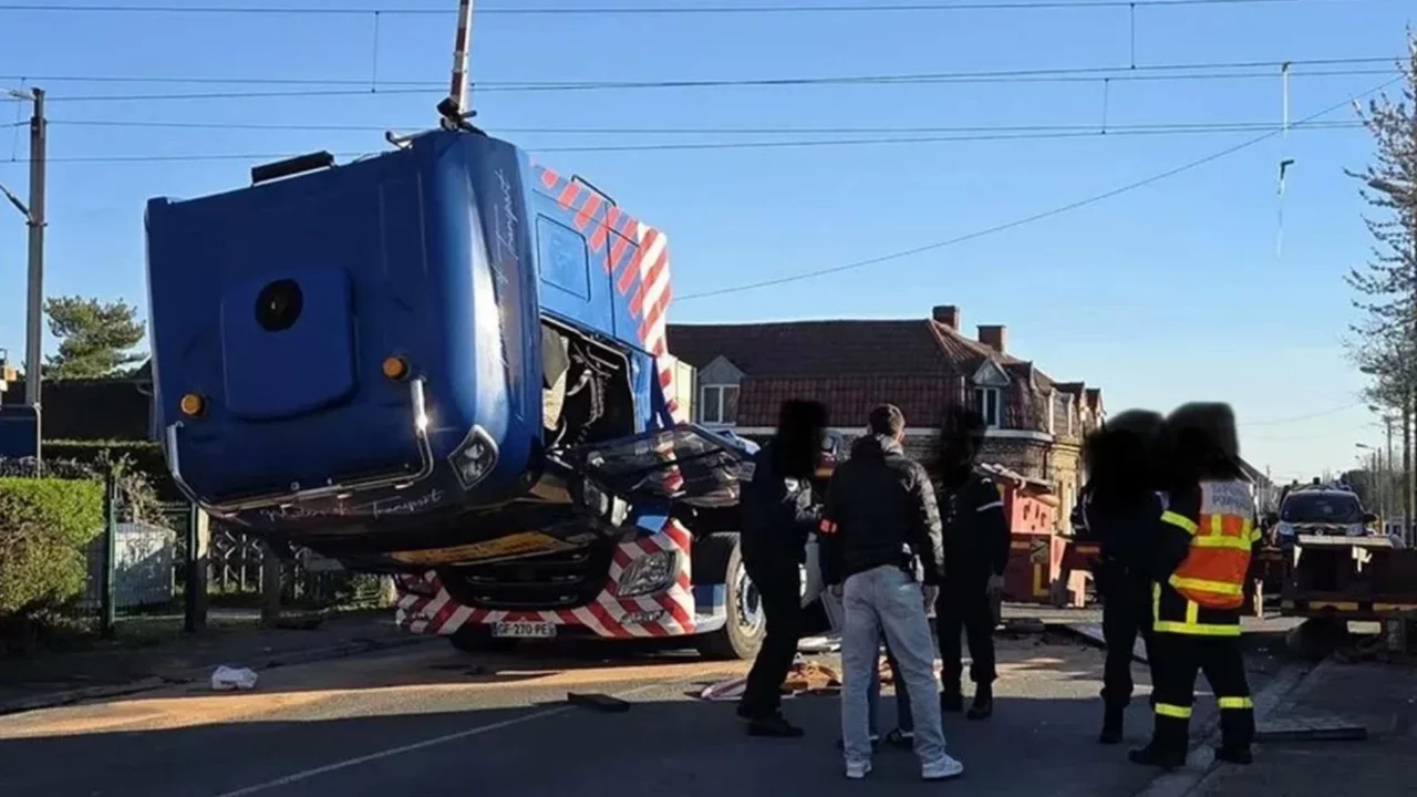Yüksek hızlı tren ve kamyon çarpıştı: Ölü ve yaralılar var