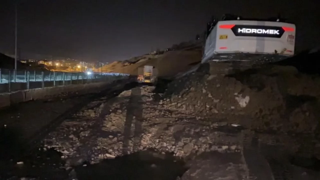 Hakkari'de heyelan; yol trafiğe kapandı