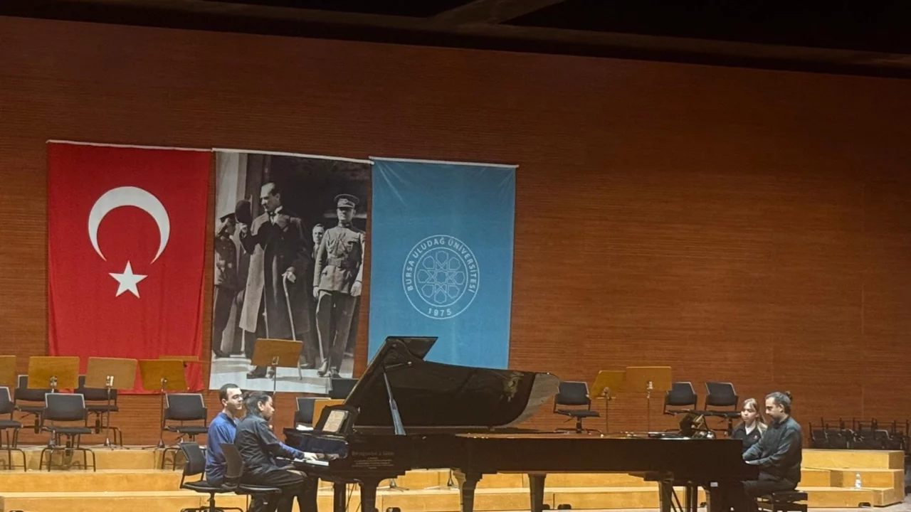 Emre Elivar ve Başar Can Kıvrak ikilisi Bursa'da konser verdi