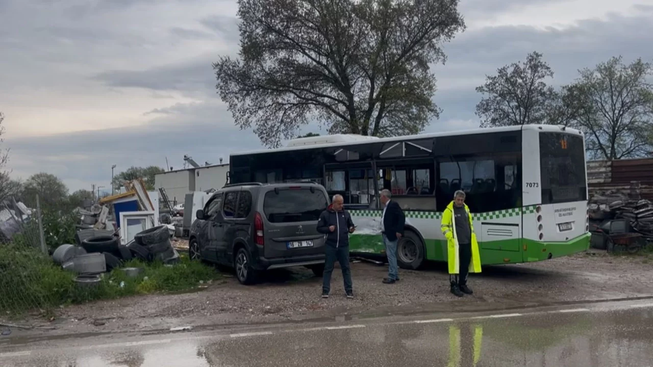 Bursa'da belediye otobüsü ile nakliyat kamyonu çarpıştı: 2 yaralı