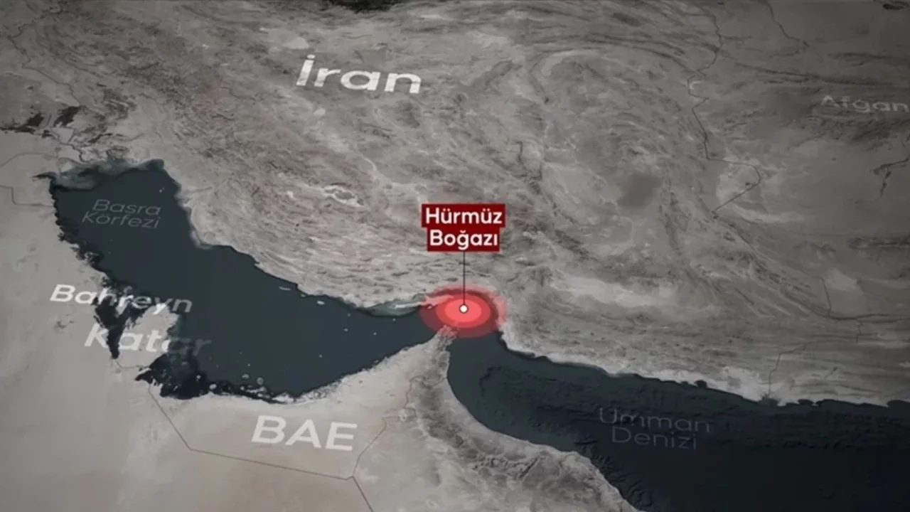 Ateşkes sonrasında Hürmüz Boğazı'ndan ilk gemiler geçti