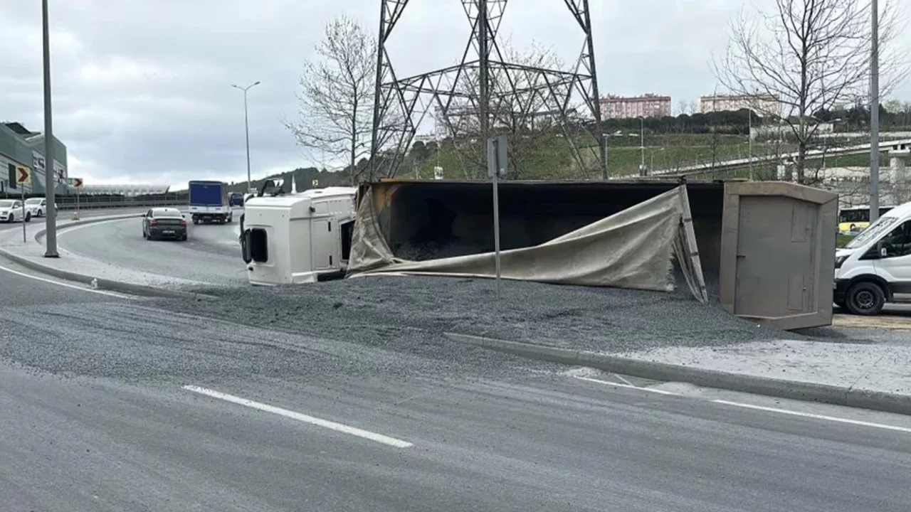 Hafriyat kamyonu devrildi: Sürücü yaralandı