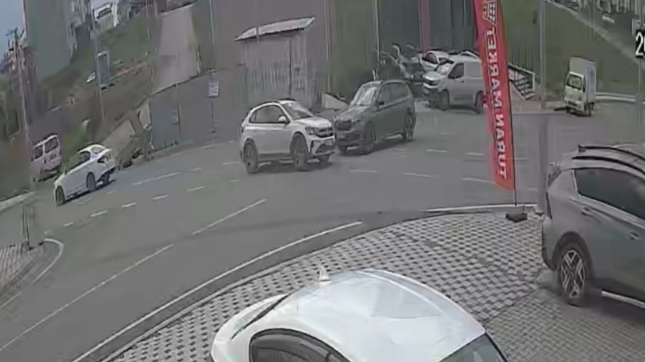 Çarpışan araçlardan biri takla attı, 7 kişi yaralandı