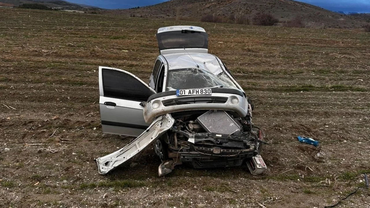 Aydınlatma direğine çarpan araç takla attı: 3 yaralı