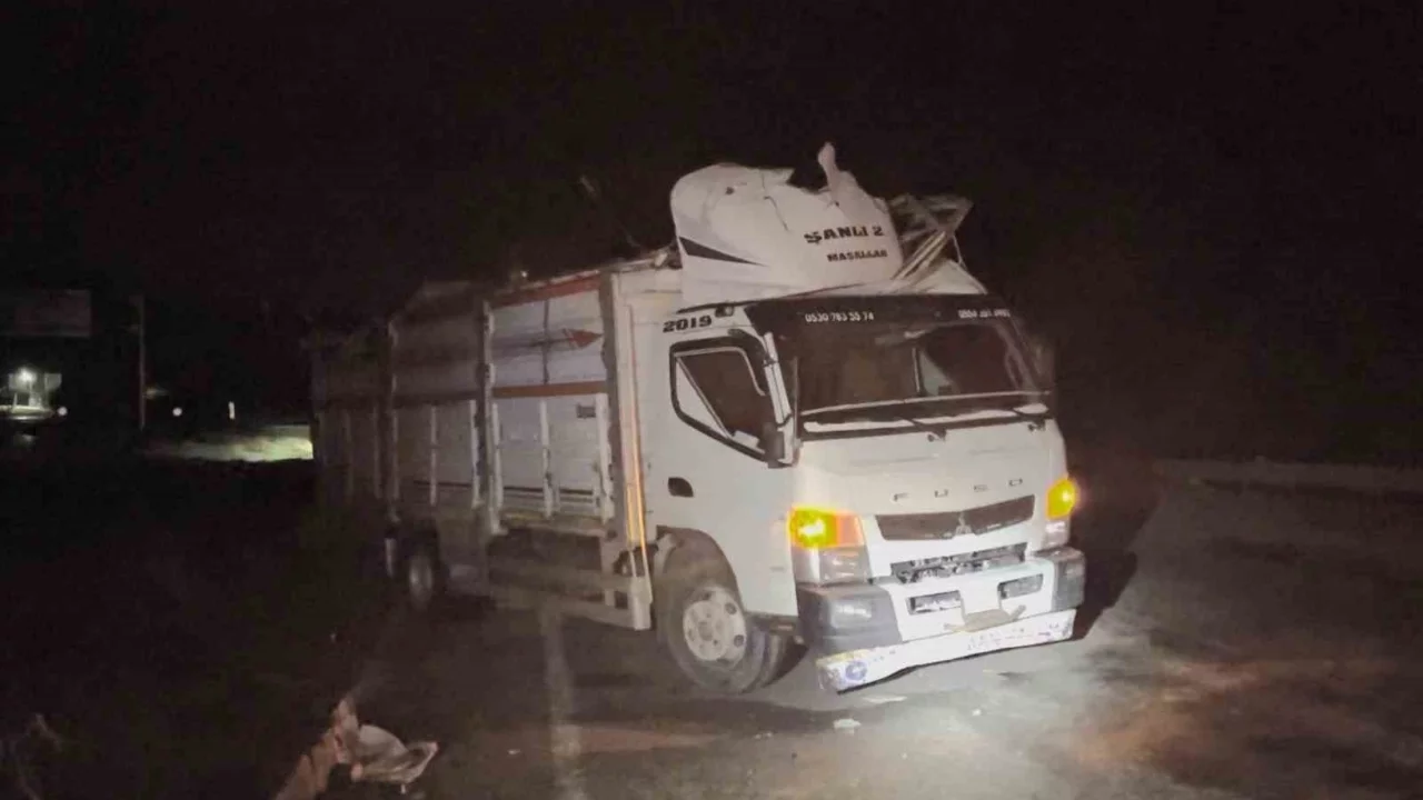 Hafif ticari araç kamyona çarptı: 3 yaralı