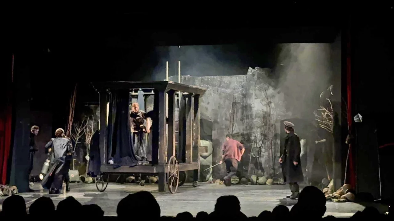 Bursa'da "Cesaret Ana ve Çocukları" oyunu sanatseverlerle buluştu