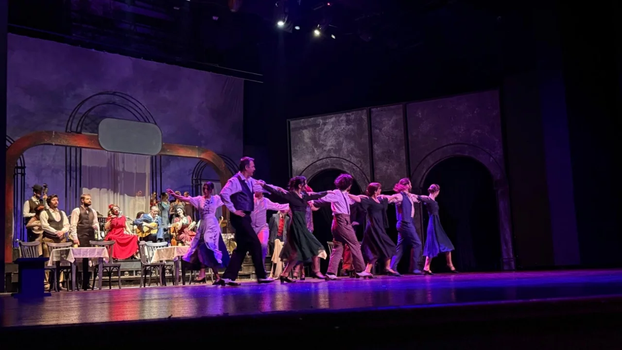 Bursa 13. Uluslararası Balkan Ülkeleri Tiyatro Festivali'nde "Rembetiko Efsanesi" sahnelendi