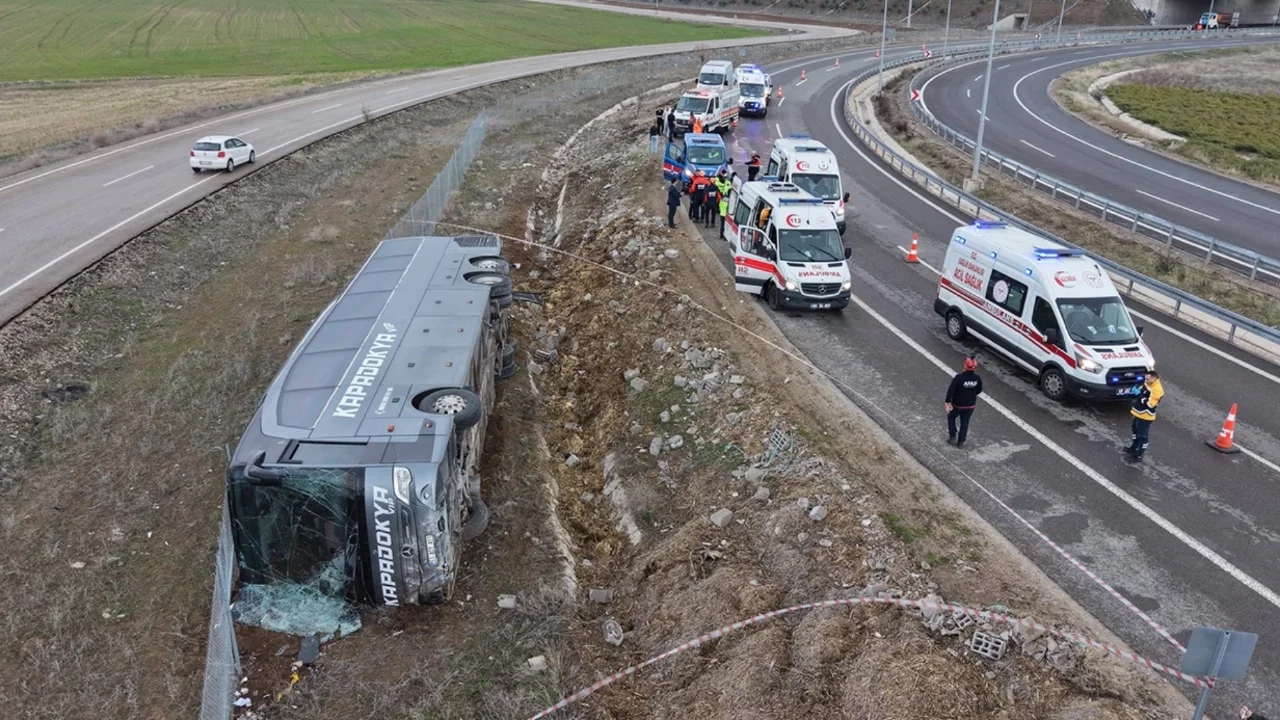 Aksaray'da yolcu otobüsü şarampole devrildi: Çok sayıda  yaralı