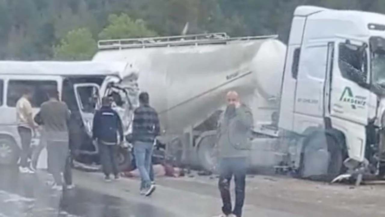 Isparta-Antalya karayolunda feci kaza: Çok sayıda ölü