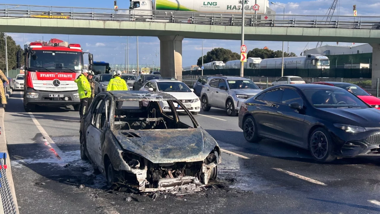 Zeytinburnu sahil yolunda otomobil alev aldı