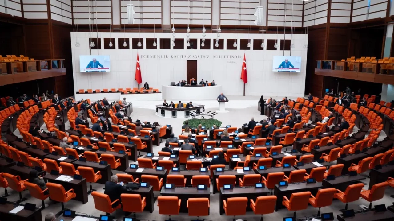 Sosyal medyada 15 yaş sınırı: İlk 6 madde Meclis'ten geçti