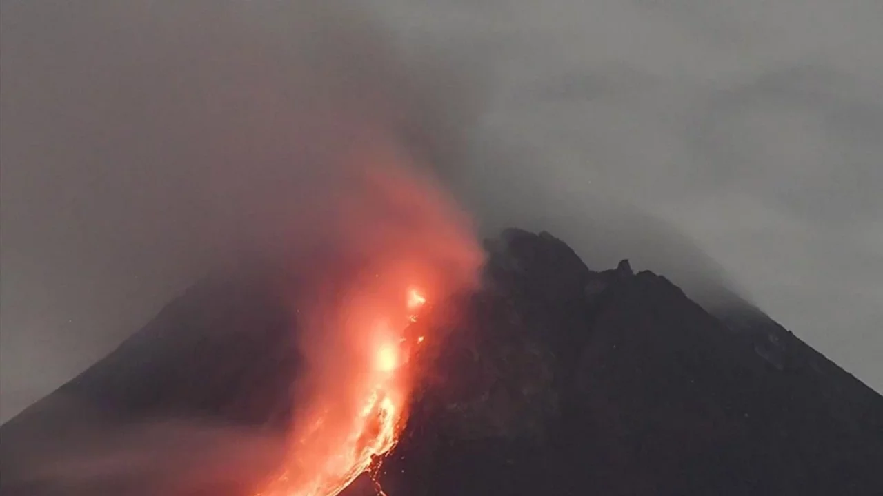 Filipinler'deki Taal ve Kanlaon yanardağlarında patlama