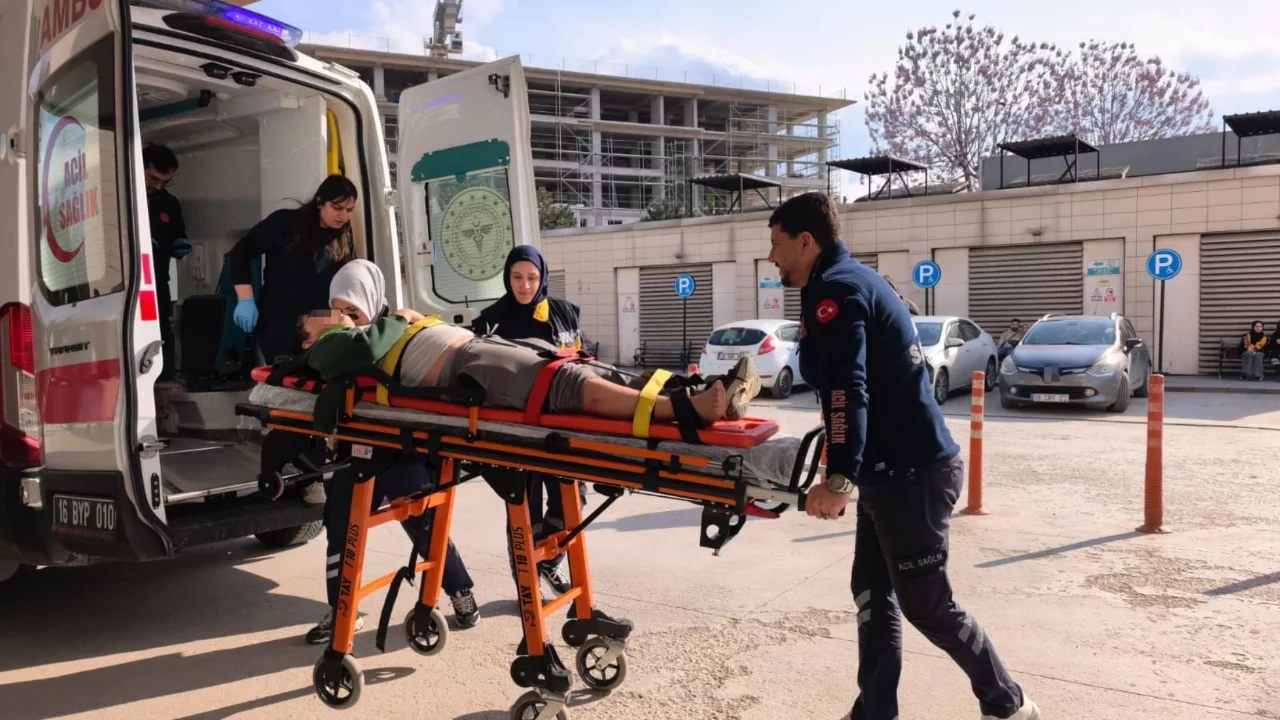 Bursa'da motosiklet ile bisiklet çarpıştı: 3 yaralı