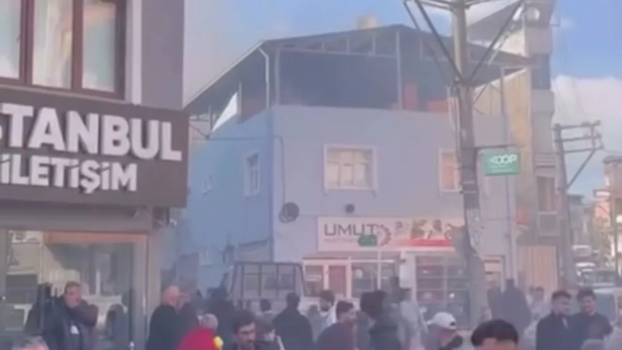 Bursa'da mahalleliyi sokağa döken yangında çatı küle döndü