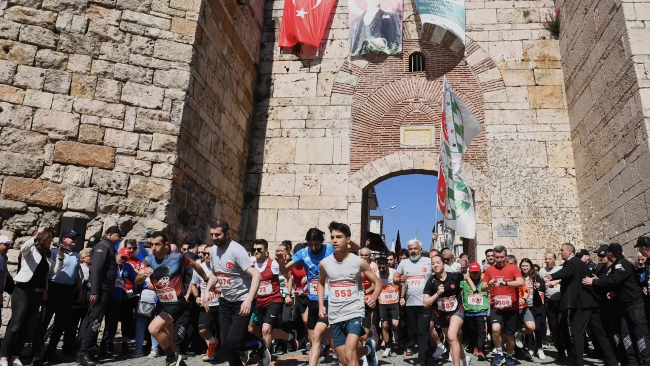 "18. Uluslararası Bursa Osmangazi Tarihi Kent Koşusu" için nefesler tutuldu