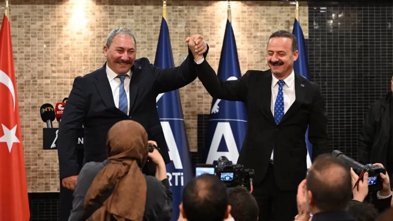 Anahtar Parti lideri Ağıralioğlu, İYİ Parti'den istifa eden Akalın'a rozet taktı