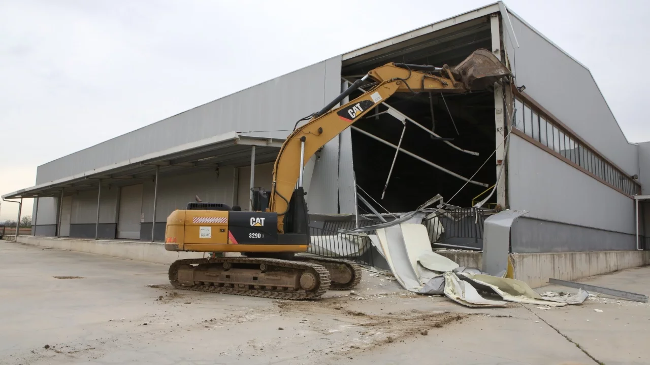 Nilüfer'de kaçak depo yıkıldı