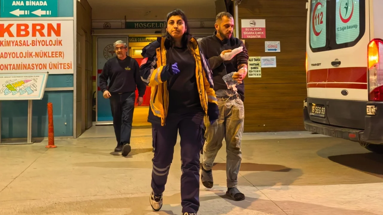 Bursa'da elini karma makinesine kaptıran genç yaralandı