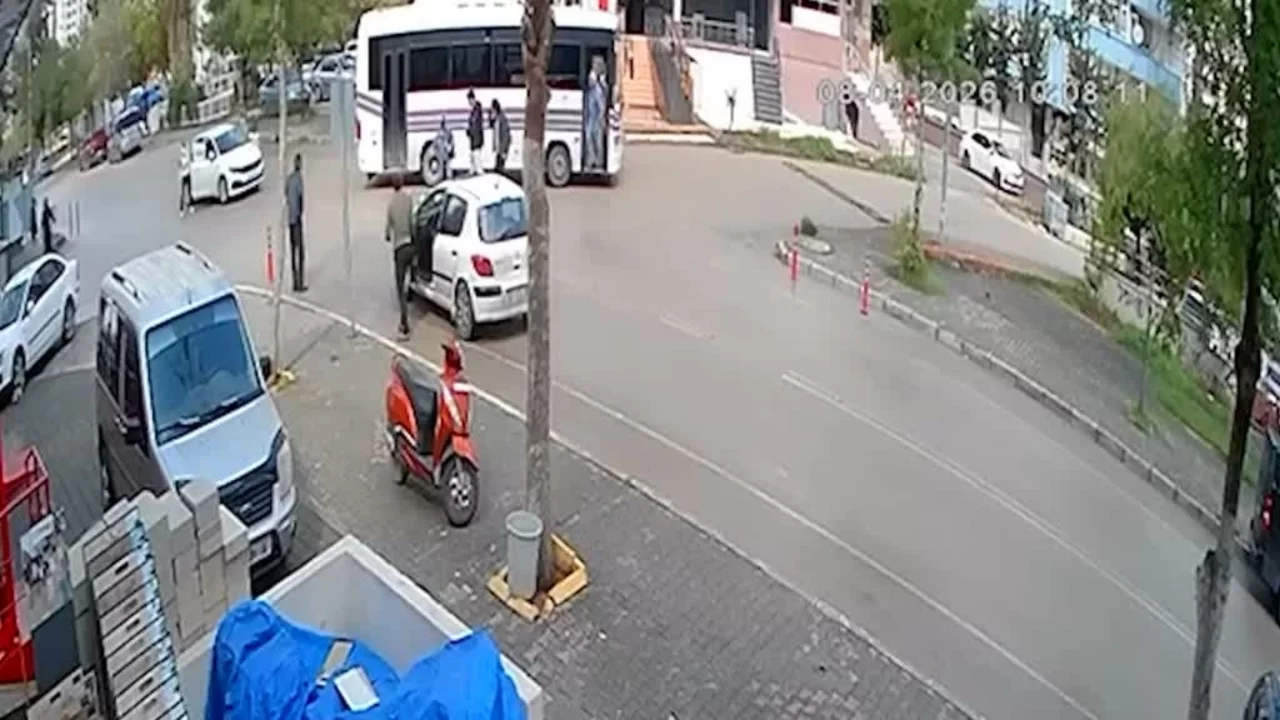 Kapısı açık seyreden otobüsten düşen kişi ağır yaralandı