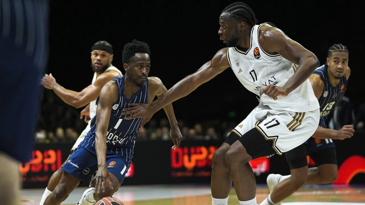 Anadolu Efes, Dubai Basketbol'u yendi