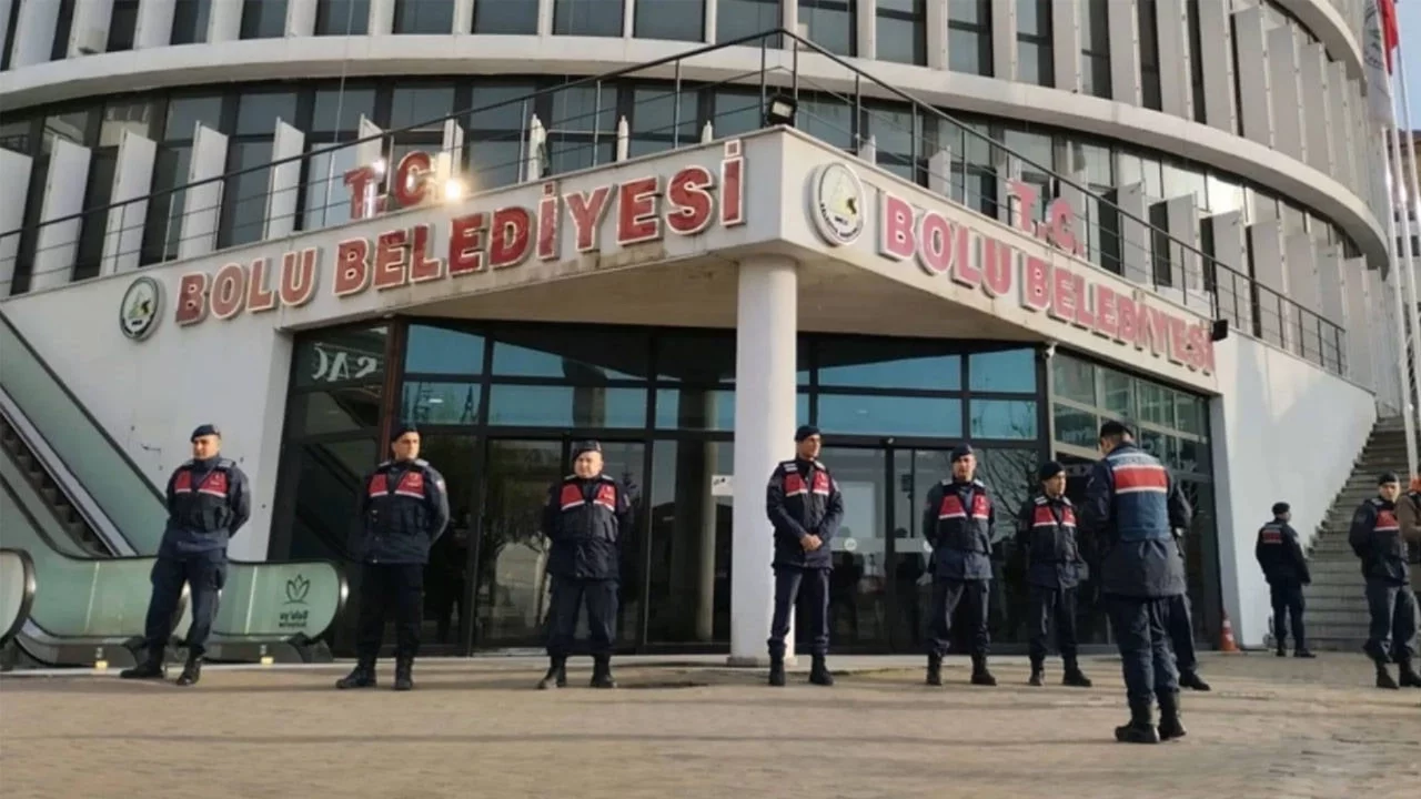 Bolu Belediyesi'ne operasyon: Başkan yardımcısı dahil 3 kişi gözaltına alındı