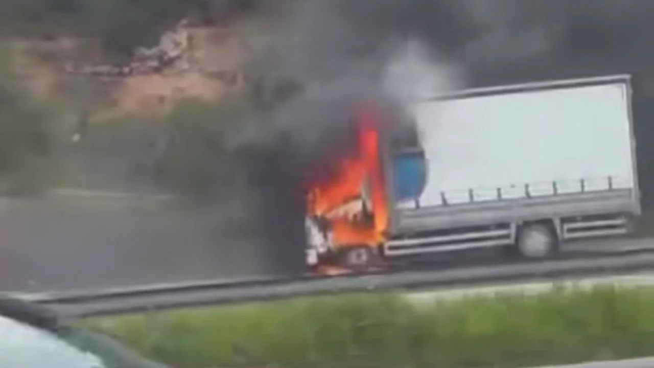 Bursa'da seyir halindeki kamyon alev alev yandı