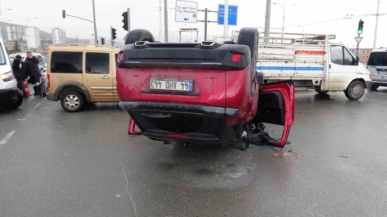 Otomobil ile çarpışan araç ters döndü: 2 kişi yaralandı