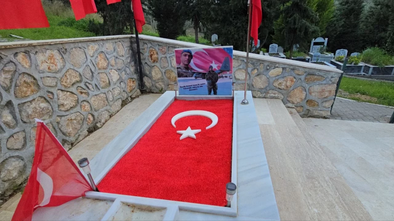 Bursa'da şehitlikten minyatür komando heykelini çalan şahıs yakalandı