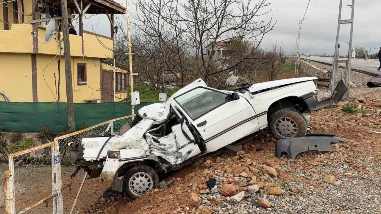 Elektrik direğine çarpan araç hurdaya döndü