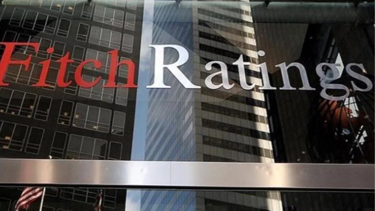 Fitch, Türkiye'nin kredi görünümünü pozitiften durağana çevirdi