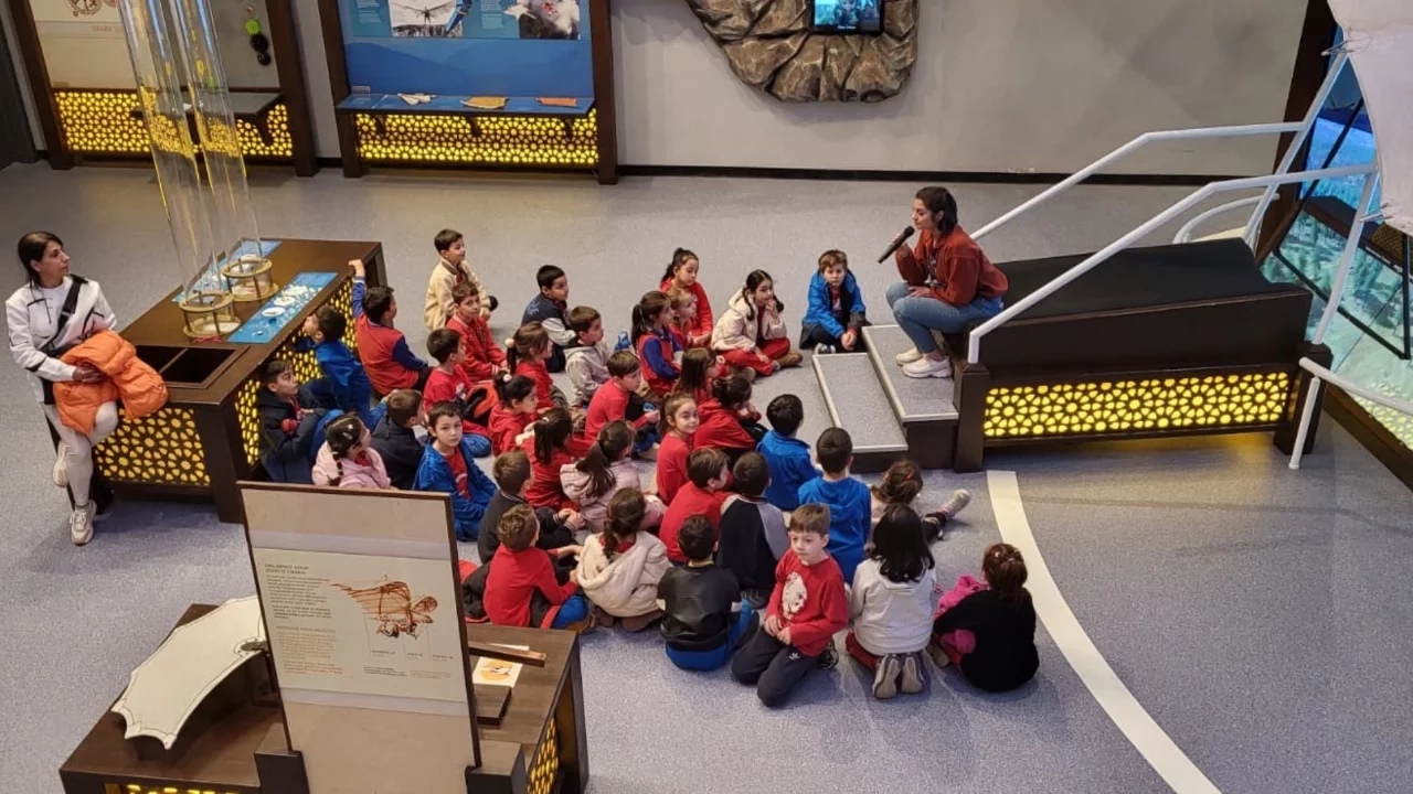 Öğrenciler Bursa GUHEM'de uzayın derinliklerine yolculuk yaptı