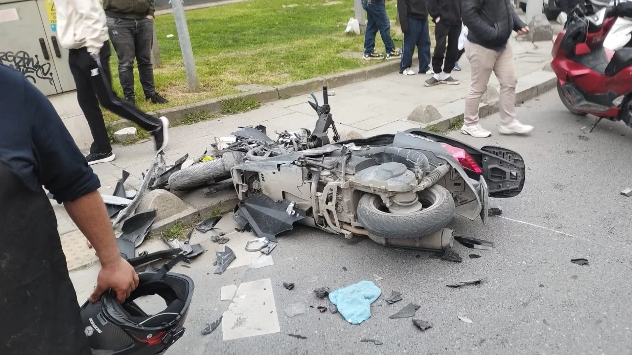 Yasağı dinlemeyip dönmeye çalıştı, motosikletliye çarptı
