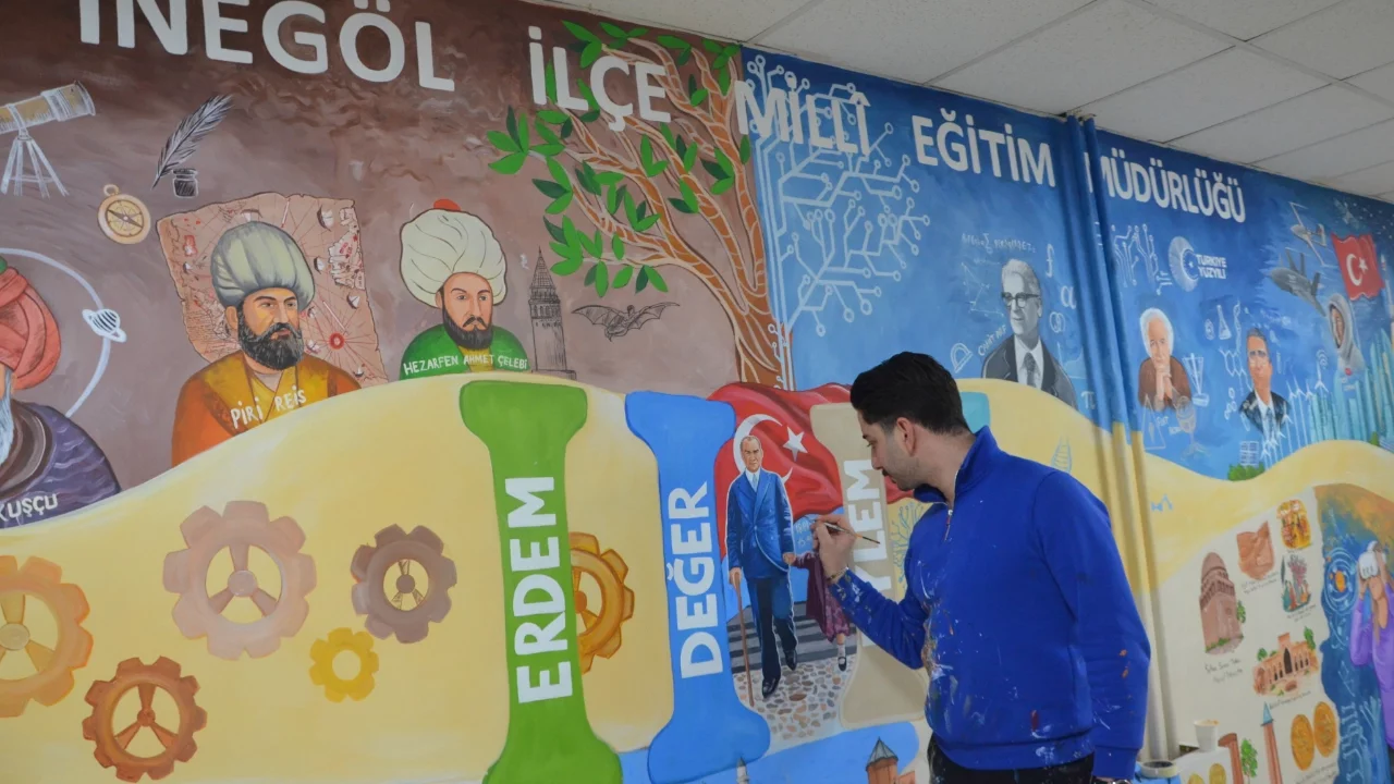 Bursa'da işitme engelli öğretmen "Türkiye Yüzyılı Maarif Modeli"ni duvara resmetti