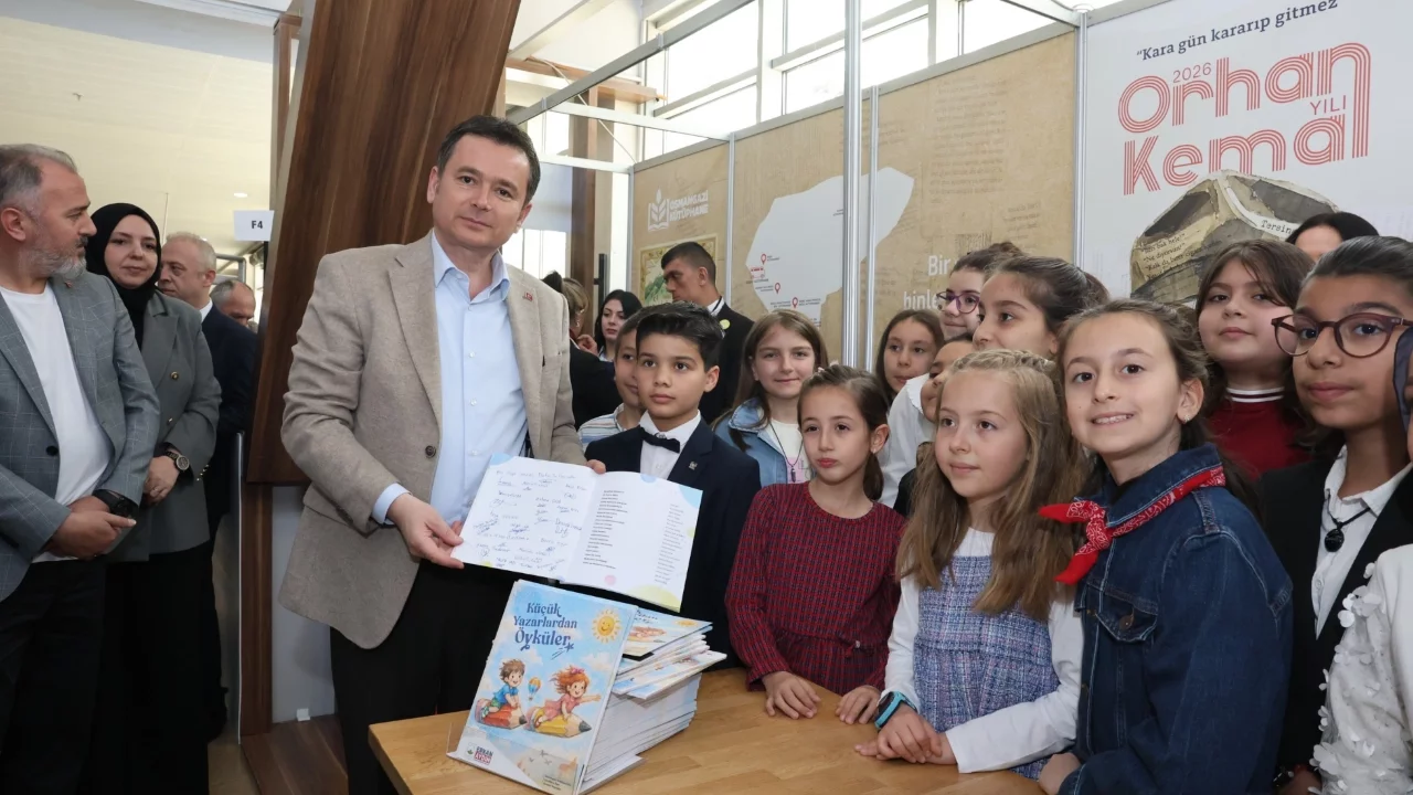 Osmangazi Belediye Başkanı Aydın Bursa 23. Kitap Fuarı'nda çocuk yazarlarla buluştu