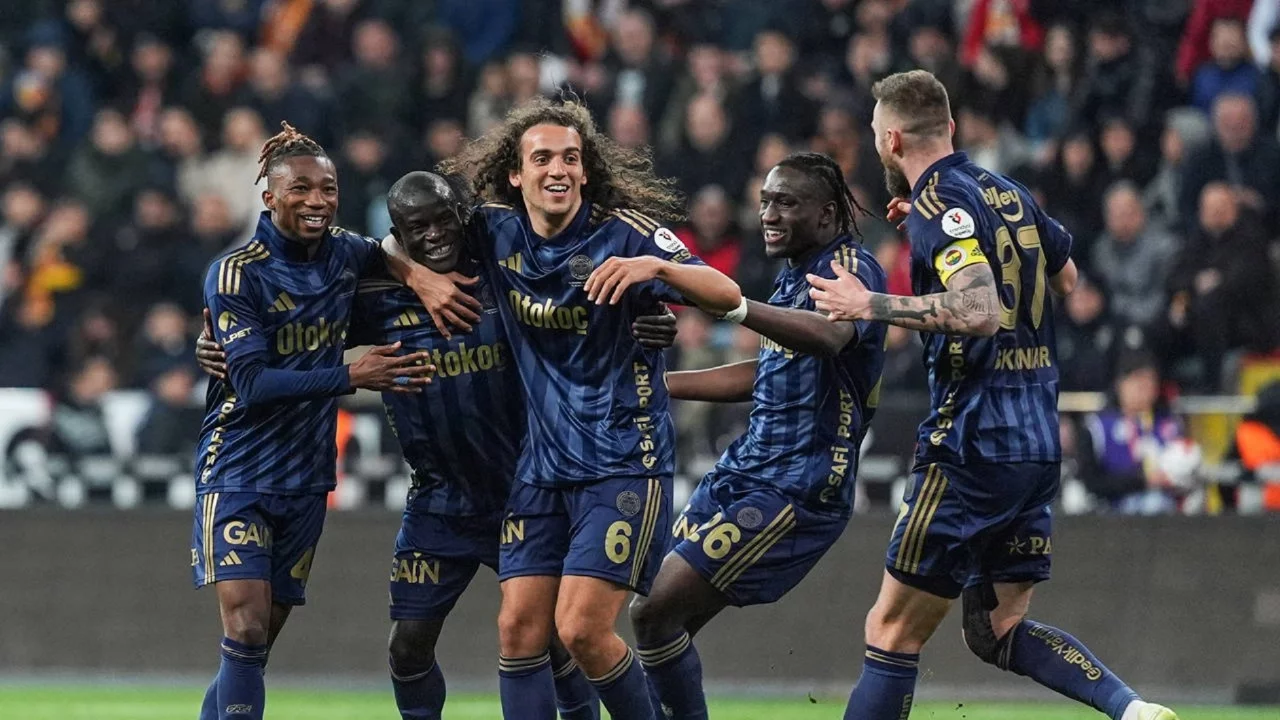 Fenerbahçe, Kayserispor'u deplasmanda 4-0'lık skorla mağlup etti