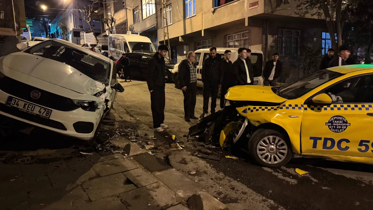 İstanbul'da taksinin çarptığı park halindeki iki otomobilde hasar oluştu