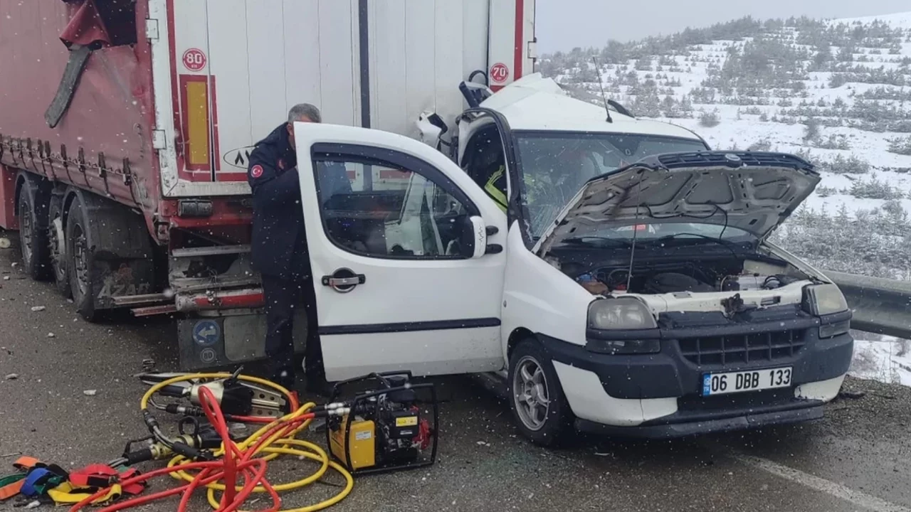 Erzurum'da zincirleme kaza: Biri çocuk 2 kişi öldü, 9 kişi yaralandı